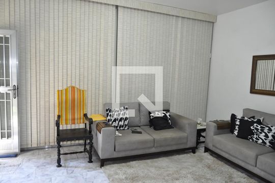 Sala de casa à venda com 4 quartos, 191m² em Pilares, Rio de Janeiro