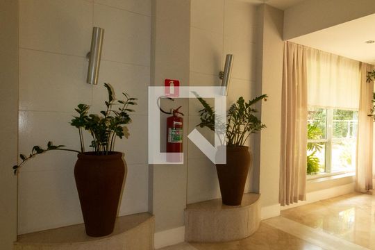 Hall de entrada de apartamento para alugar com 3 quartos, 176m² em Parque do Morumbi, São Paulo