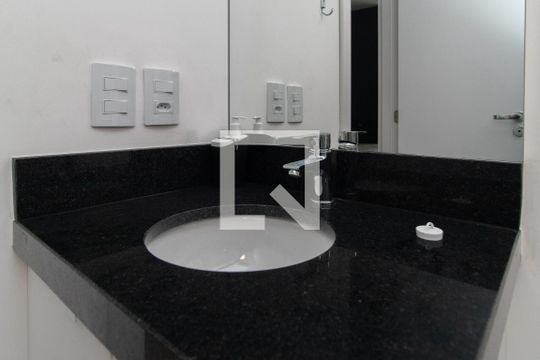 Banheiro de apartamento para alugar com 1 quarto, 22m² em Centro Histórico, Porto Alegre