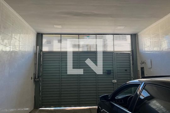 Garagem de casa à venda com 3 quartos, 200m² em Parque Imperial, São Paulo