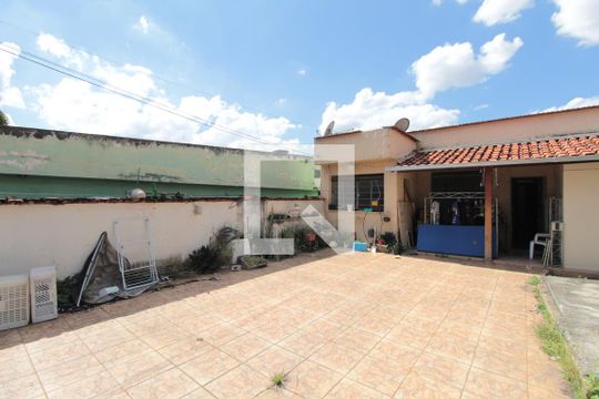 Quintal de casa à venda com 3 quartos, 110m² em Universitário, Belo Horizonte