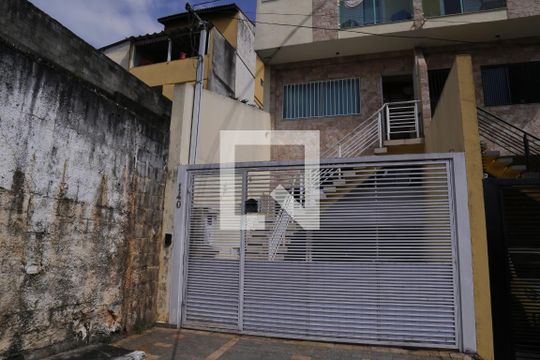 Fachada de casa à venda com 3 quartos, 173m² em Vila Bruna, São Paulo