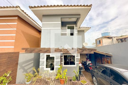 Fachada de casa para alugar com 3 quartos, 103m² em São João do Rio Vermelho, Florianópolis