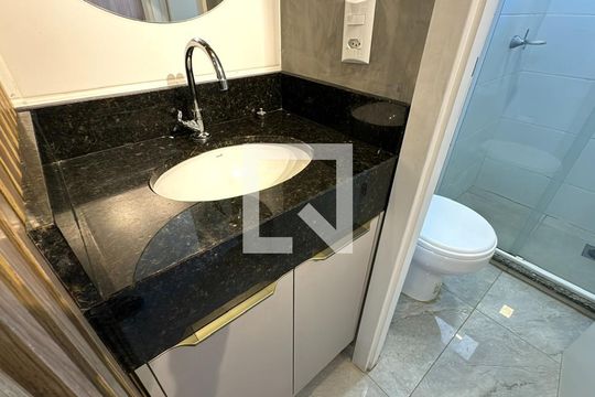 Banheiro de kitnet/studio para alugar com 1 quarto, 25m² em Mossunguê, Curitiba
