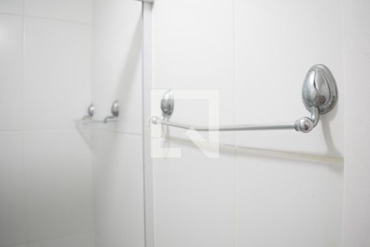 Banheiro de apartamento para alugar com 1 quarto, 38m² em Xaxim, Curitiba