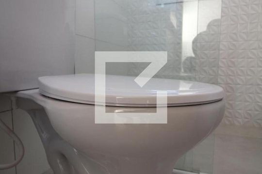 Banheiro de apartamento para alugar com 1 quarto, 28m² em Vila Nivi, São Paulo