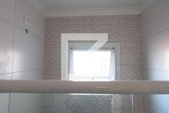 Banheiro de apartamento para alugar com 1 quarto, 28m² em Vila Nivi, São Paulo
