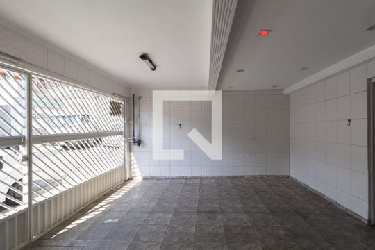 Garagem de casa à venda com 3 quartos, 138m² em Vila Carmosina, São Paulo
