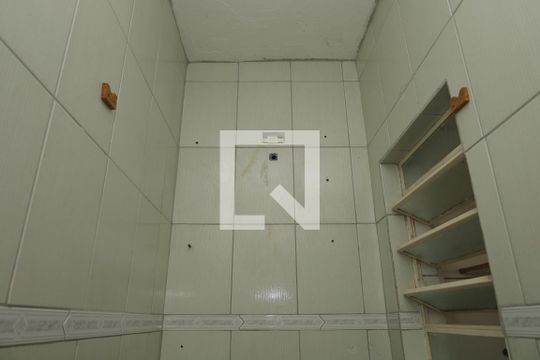 Banheiro da Área de Serviço de casa de condomínio para alugar com 2 quartos, 56m² em Vila Danubio Azul, São Paulo