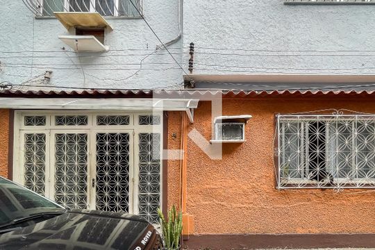 Fachada de casa à venda com 2 quartos, 96m² em Grajaú, Rio de Janeiro