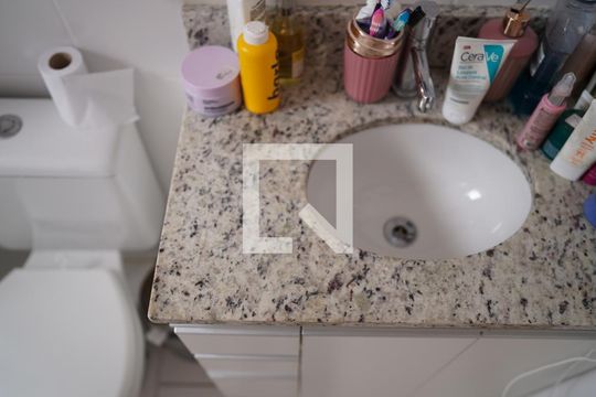 Banheiro de apartamento para alugar com 2 quartos, 64m² em Camorim, Rio de Janeiro