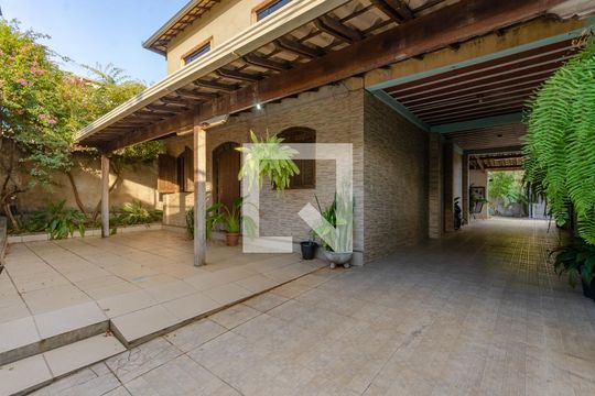 Entrada de casa para alugar com 3 quartos, 800m² em Europa, Belo Horizonte