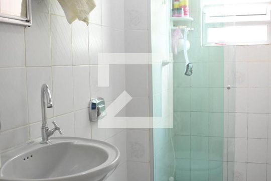 Banheiro de apartamento para alugar com 3 quartos, 60m² em Santa Cândida, Curitiba