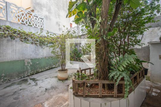 Quintal  de casa à venda com 3 quartos, 178m² em Piraporinha, Diadema