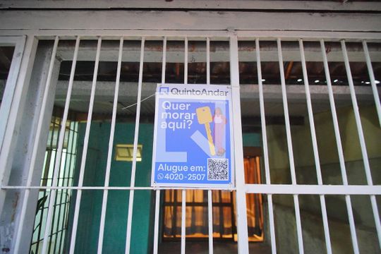 Placa na Fachada de casa para alugar com 4 quartos, 242m² em Vila Jardim, Porto Alegre