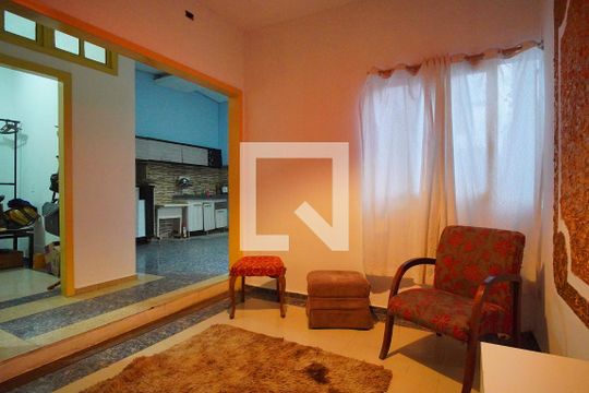 Casa para alugar com 4 quartos, 242m² em Vila Jardim, Porto Alegre