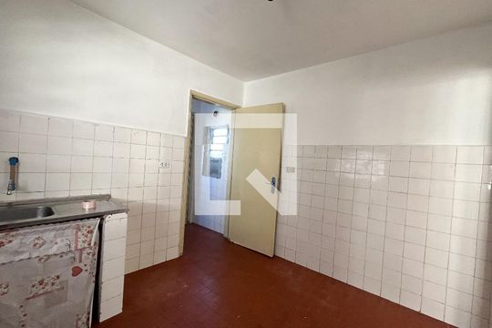 Cozinha de casa para alugar com 1 quarto, 40m² em Vila Guarani (zona Sul), São Paulo