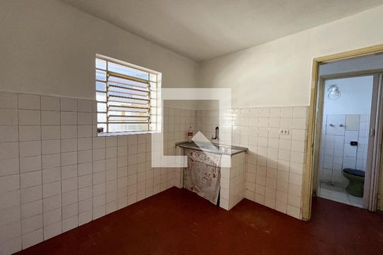 Cozinha de casa para alugar com 1 quarto, 40m² em Vila Guarani (zona Sul), São Paulo