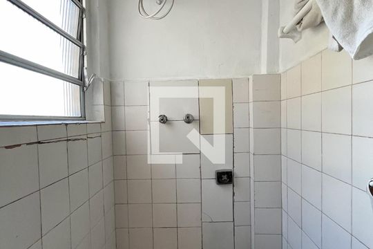 Banheiro de casa para alugar com 1 quarto, 40m² em Vila Guarani (zona Sul), São Paulo