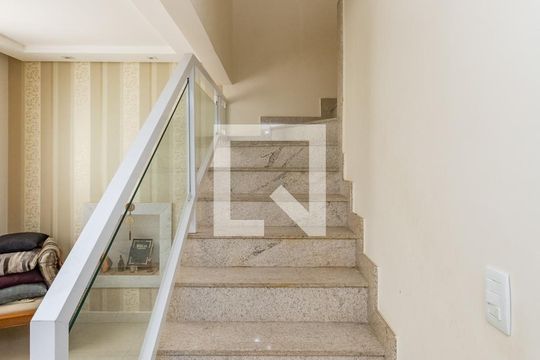 Escada de casa de condomínio à venda com 3 quartos, 126m² em Vila Madeira, Nova Lima
