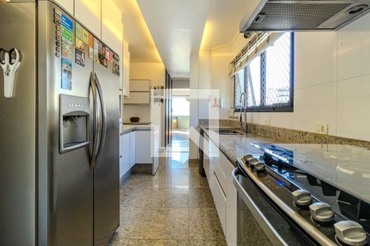 Cozinha de apartamento para alugar com 4 quartos, 250m² em Higienópolis, São Paulo