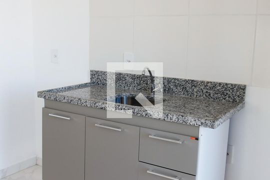 Cozinha de apartamento para alugar com 2 quartos, 39m² em Ayrosa, Osasco
