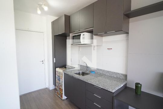 Cozinha de kitnet/studio para alugar com 1 quarto, 25m² em Butantã, São Paulo