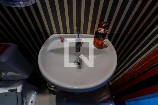 Lavabo de casa para alugar com 3 quartos, 144m² em Vila Mazzei, São Paulo