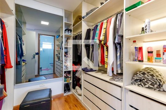Closet de casa para alugar com 3 quartos, 144m² em Vila Mazzei, São Paulo