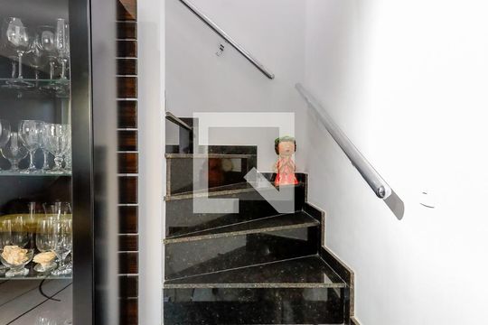 Escada Quartos de casa para alugar com 3 quartos, 144m² em Vila Mazzei, São Paulo