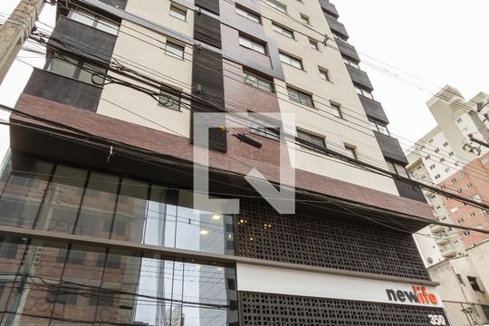 Fachada e portaria de apartamento para alugar com 2 quartos, 34m² em Centro, Curitiba