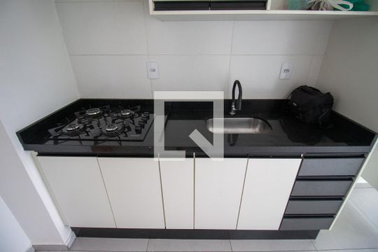 Cozinha de apartamento para alugar com 1 quarto, 25m² em Vila Itaim, São Paulo