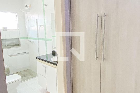 Suite de casa para alugar com 3 quartos, 212m² em Jardim Stella, Santo André