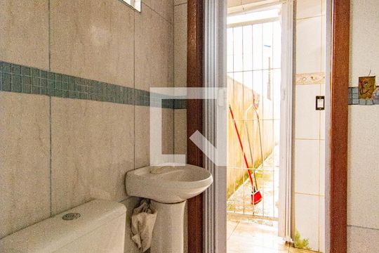 Banheiro de casa à venda com 3 quartos, 120m² em Harmonia, Canoas