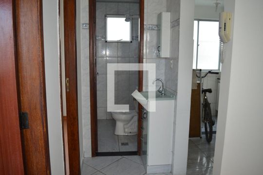 Banheiro de apartamento à venda com 2 quartos, 47m² em Arvoredo, Contagem