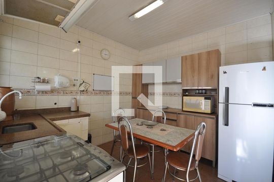 Cozinha 2 de casa à venda com 3 quartos, 500m² em Vila Mazzei, São Paulo