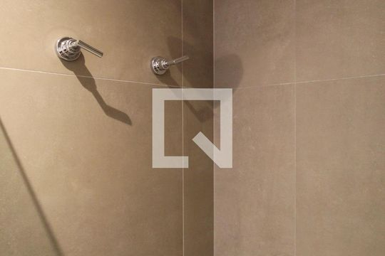 Banheiro de kitnet/studio à venda com 1 quarto, 31m² em Indianópolis, São Paulo