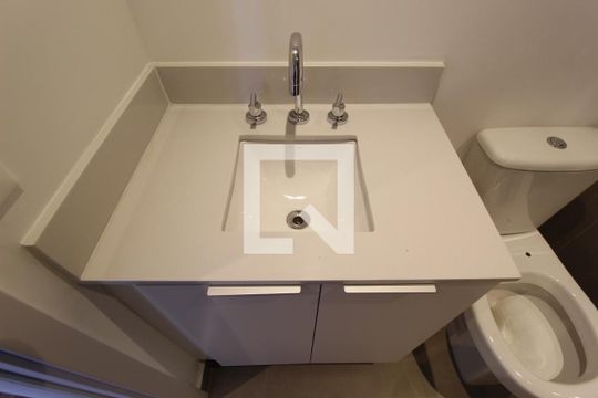 Banheiro de kitnet/studio à venda com 1 quarto, 31m² em Indianópolis, São Paulo