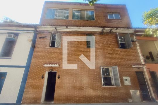 Fachada com cartaz QA de casa à venda com 5 quartos, 200m² em Botafogo, Rio de Janeiro
