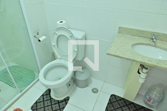 Banheiro de apartamento para alugar com 2 quartos, 58m² em Ocian, Praia Grande