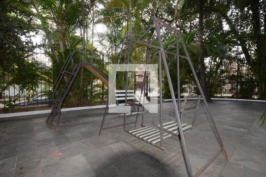 Parquinho de casa para alugar com 5 quartos, 280m² em Penha, Rio de Janeiro