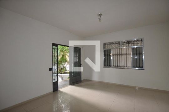 Casa para alugar com 5 quartos, 280m² em Penha, Rio de Janeiro