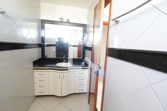 Banheiro da Suíte 3 de apartamento para alugar com 4 quartos, 296m² em Brasil, Uberlândia