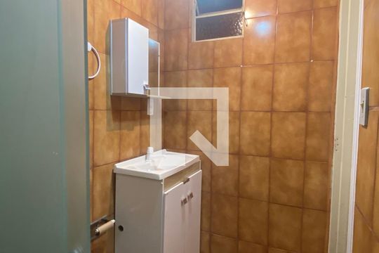 Banheiro de apartamento à venda com 2 quartos, 55m² em Jardim Itu, Porto Alegre