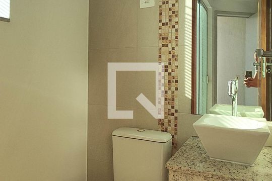 Lavabo de casa para alugar com 4 quartos, 216m² em Centro, Santo André