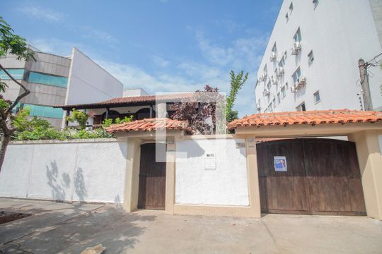 Fachada de casa à venda com 4 quartos, 500m² em Recreio dos Bandeirantes, Rio de Janeiro