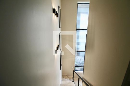 Escadas de apartamento para alugar com 1 quarto, 74m² em Pituba, Salvador