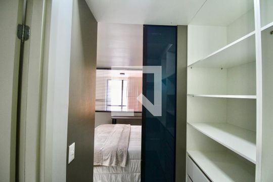 Closet da suíte de apartamento para alugar com 1 quarto, 74m² em Pituba, Salvador