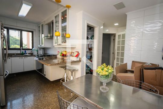 Cozinha de apartamento à venda com 4 quartos, 184m² em Vila Suzana, São Paulo