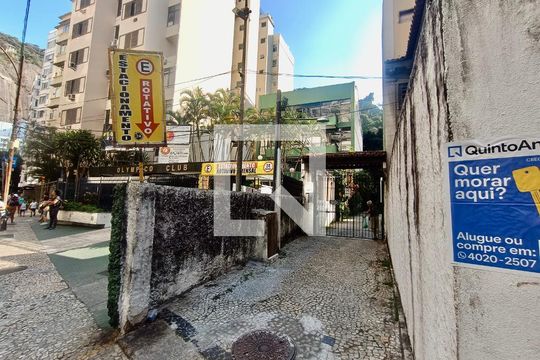 Fachada da vila com cartaz QA de casa para alugar com 2 quartos, 80m² em Copacabana, Rio de Janeiro